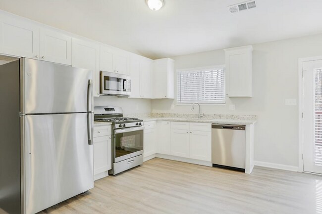 Photo - 837 Forest Path Unidad 2007