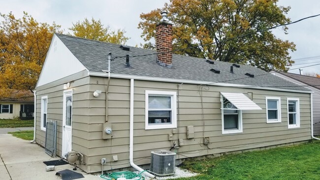Photo - 26511 Grandmont St