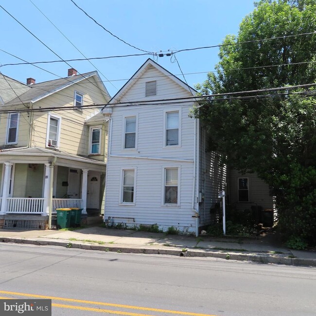 Building Photo - 636 Broad St Unit A