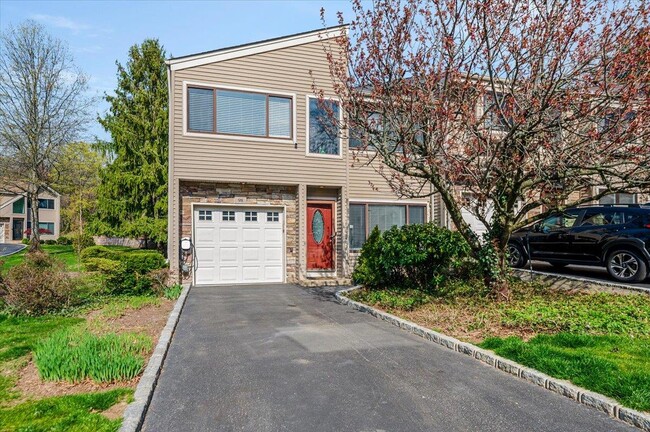Photo - 98 Lisa Dr Townhome