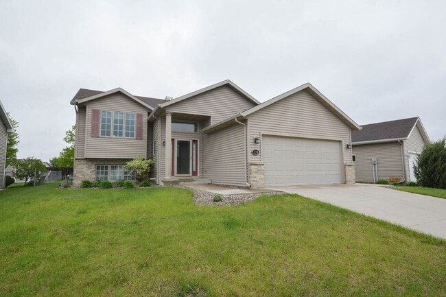 Building Photo - Exceptional home in Badger Ridge area of Rochester!