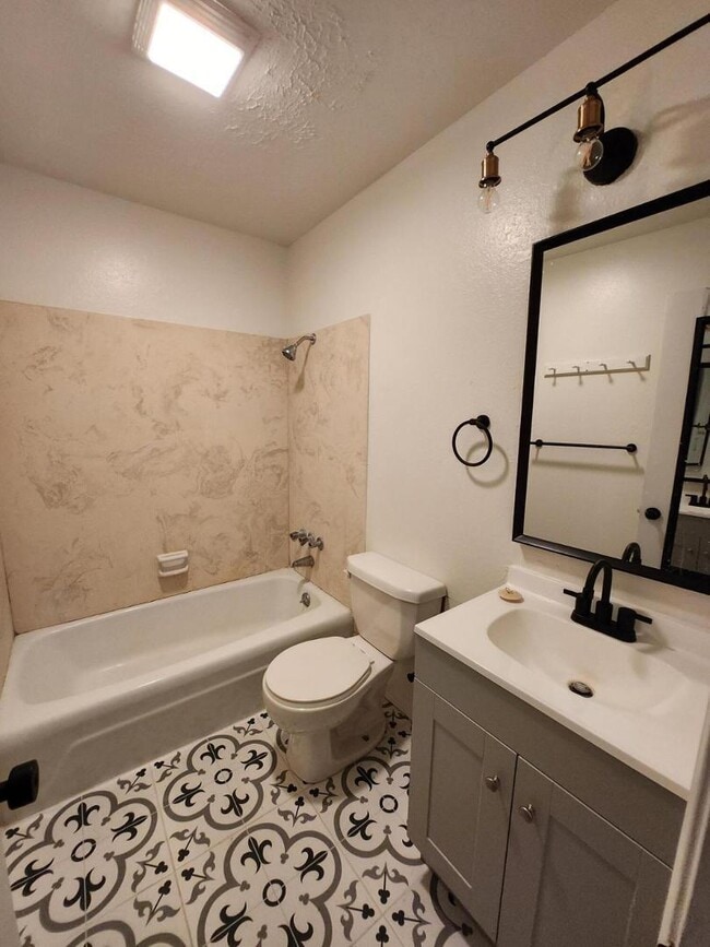 Photo - 2505 Muriel St NE