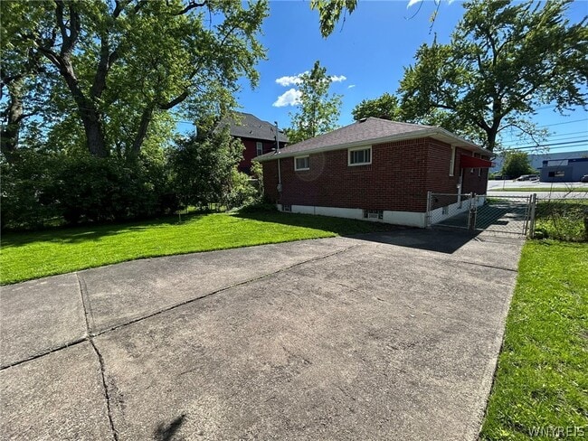 Photo - 1835 Military Rd