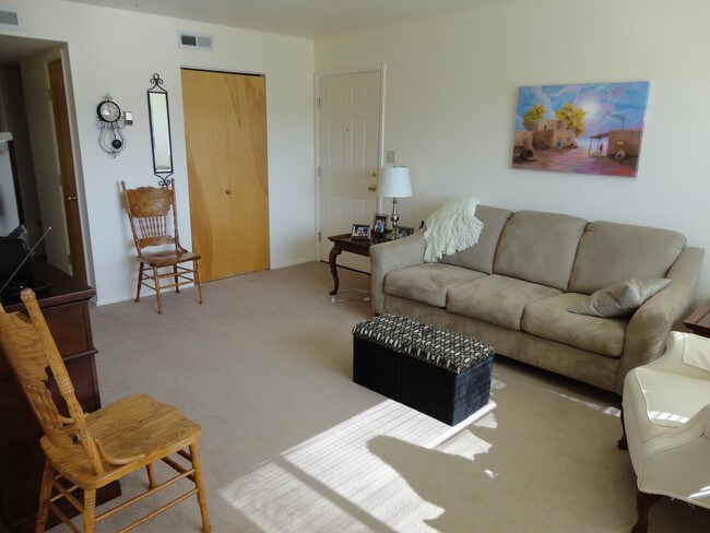 Photo - 425-427 E Lakeside Dr