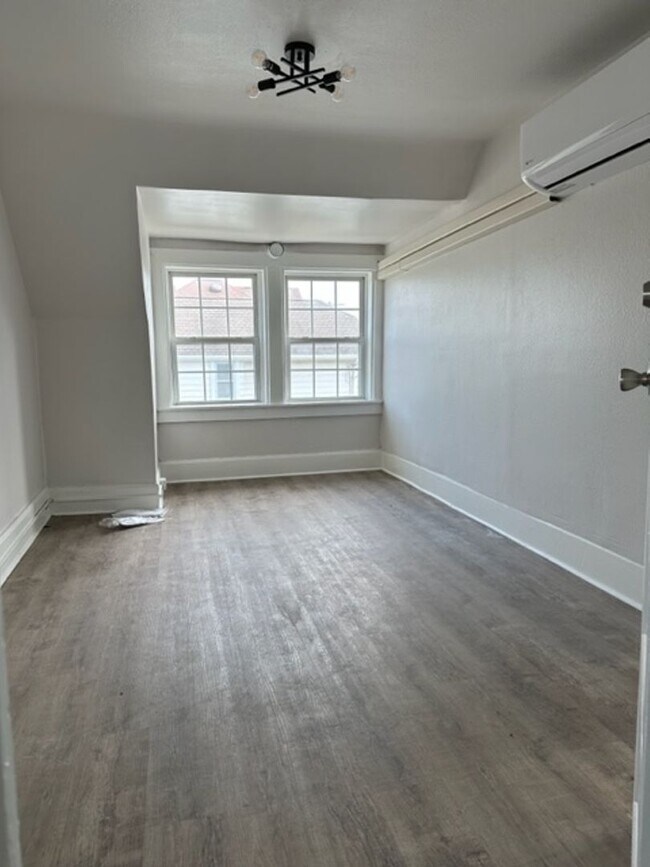 753 Rossmore Ave Unit 3