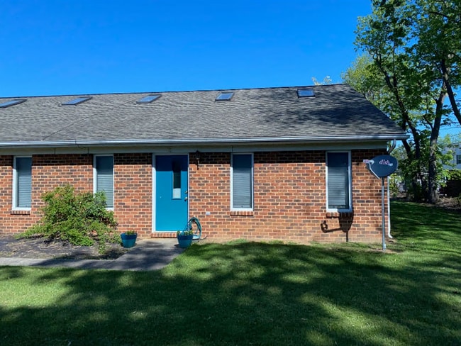 Cozy, end unit 2 bed/1 bath townhouse - Cozy, end unit 2 bed/1 bath townhouse