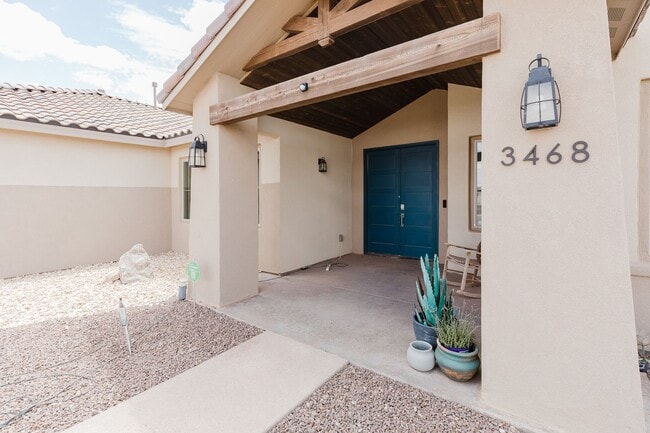 Photo - Modern 5 Bedroom Home with Solar Panels - ...