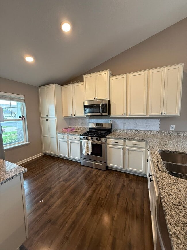 Building Photo - Spacious 4?BD | 2?BA Home with Finished Lo...