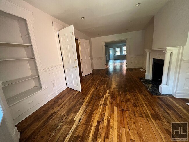 Photo - 4BR 2BA Historic Limestone Floor Through G... Unidad A