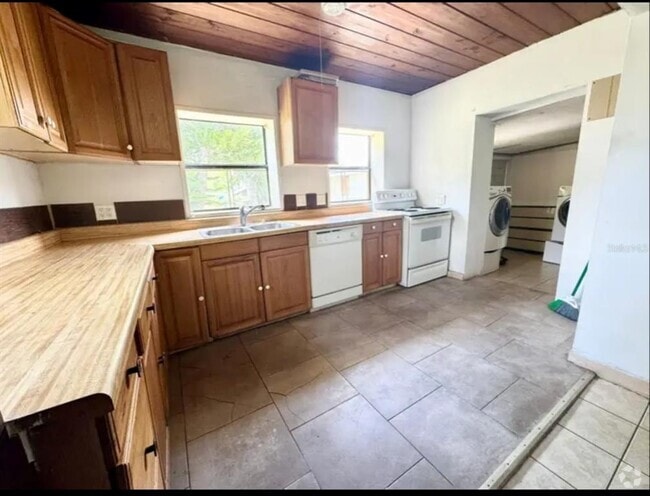 Building Photo - 2233 E Magnolia St Rental
