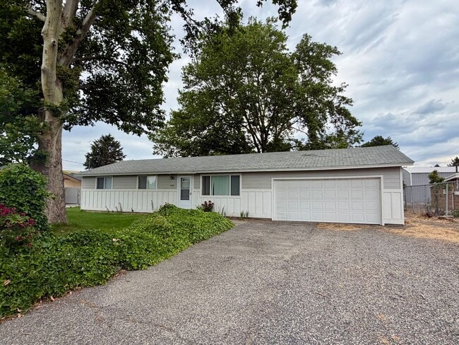 One Level Living w/ Private Oversized Backyard + RV Parking - One Level Living w/ Private Oversized Backyard + RV Parking