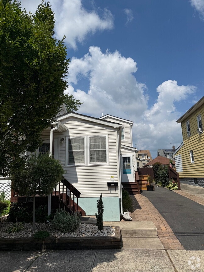 Building Photo - "Charming 2-Bed Retreat with Modern Comfor... Rental