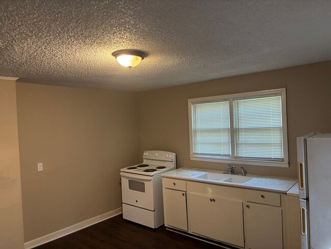 Photo - 213 Caulder Cir