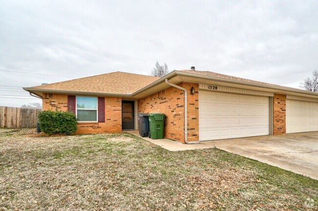 Building Photo - Cozy 2-Bedroom Duplex with Garage & Fenced... Rental