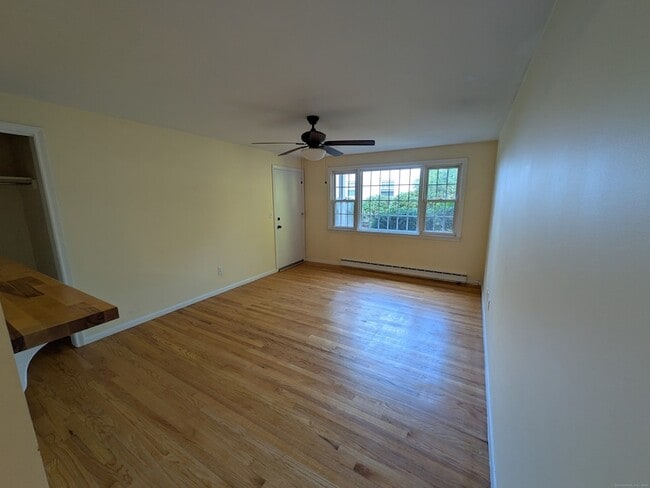 Photo - 24 College St