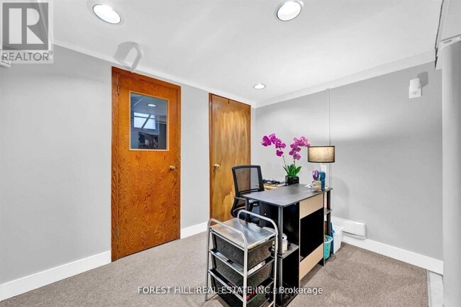 Photo - 996 Bayview Ave