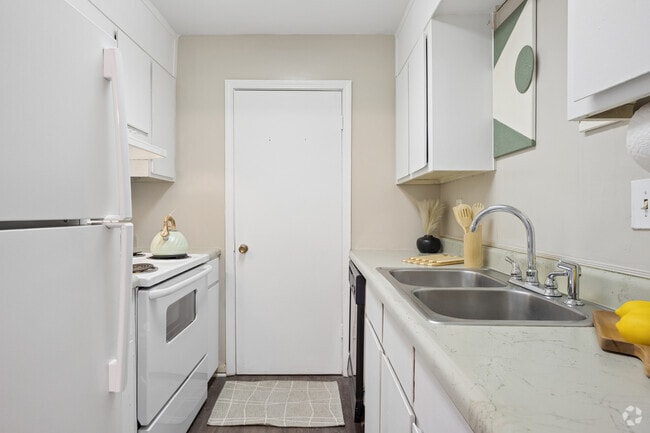Model - 2BR, 1BA - 828SF - Kitchen - Hartwell Cove Apartments