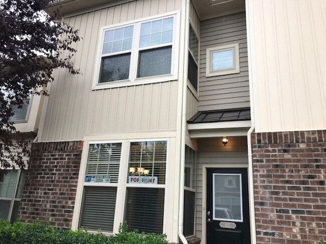 Building Photo - Updated Thompson Ridge Townhome Minutes from Duke & Downtown Durham