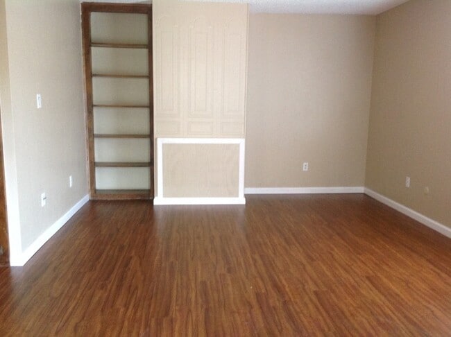 Photo - 631 N Lynora St