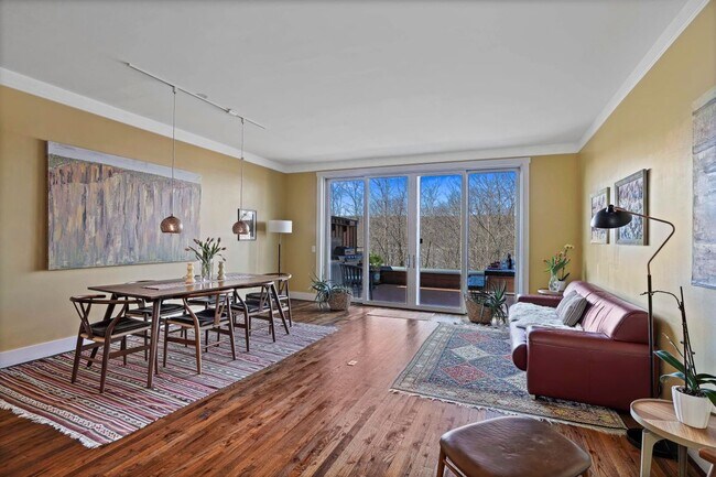 Photo - 493 Warburton Ave