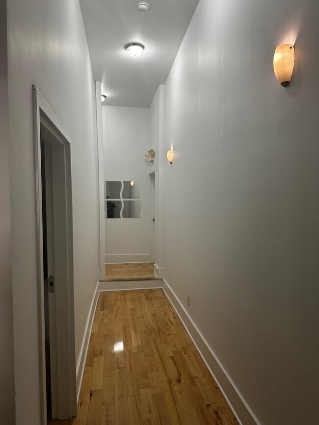 Building Photo - 15 E Court St Unit 1