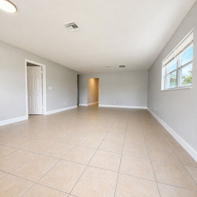 Building Photo - 1570/1572 CYPRESS DR Unit 1570 Cypress Dr