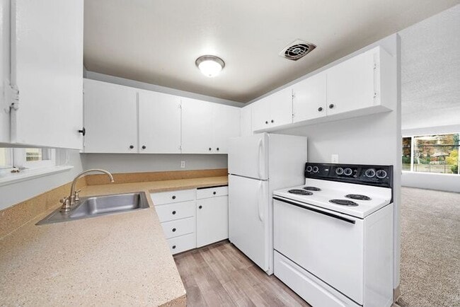 Building Photo - Lovely 2 Bedroom, Hurry In Today!! $500 VISA GIFTCARD AT MOVE IN, JUST IN TIME FOR THE HOLIDAYS!