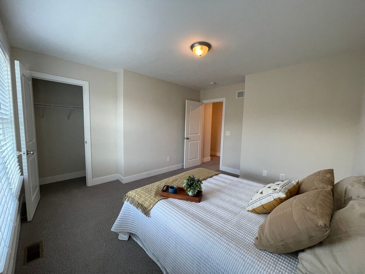 2005 Willow Dr - 2005 Willow Dr