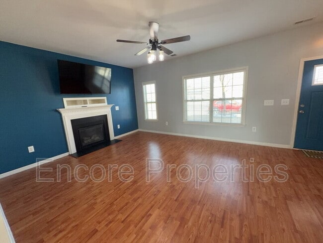 Photo - 912 Custom Oak Ln