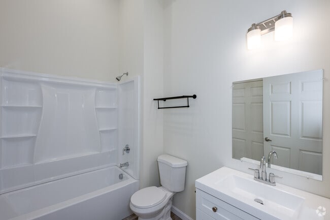 1BR, 1BA - 700SF - Bathroom