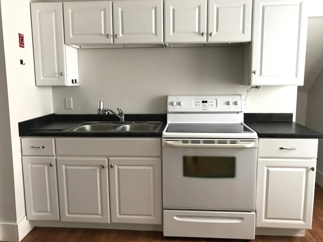 Building Photo - 15 Depot St Unit 2nd Story