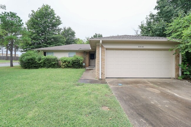 Building Photo - Prime Location! 3 bed/ 2 bath! Schedule a ... Rental