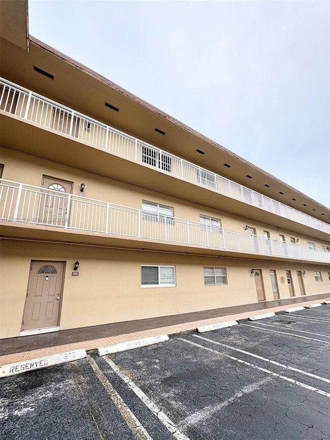 Building Photo - 5011 W Oakland Park Blvd Unit 310