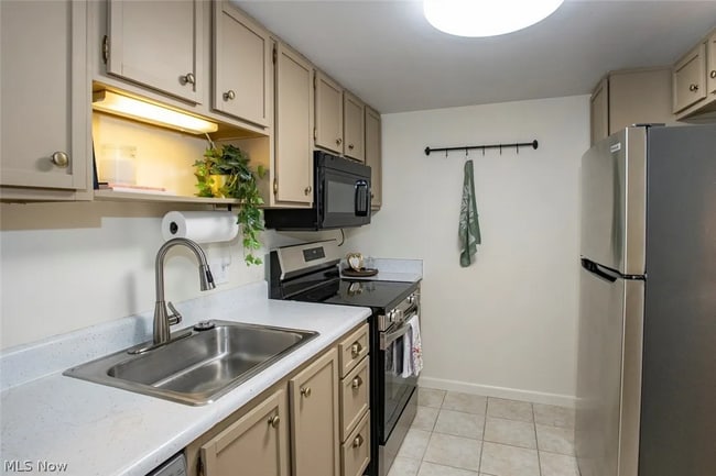 Kitchen #203 - 4849 Grace Rd Unit Tudor House