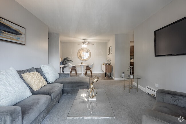 2BR, 1BA - 950SF