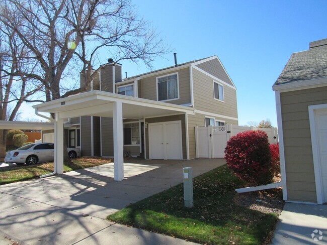 Building Photo - Spacious Townhome with main floor bedroom ...