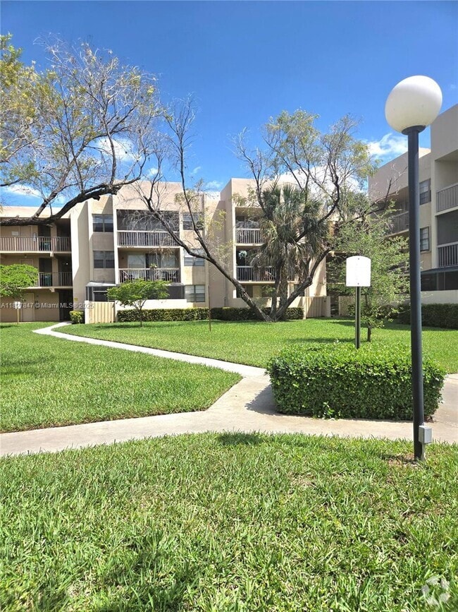 Building Photo - 10425 SW 112th Ave Unit 319-1 Rental
