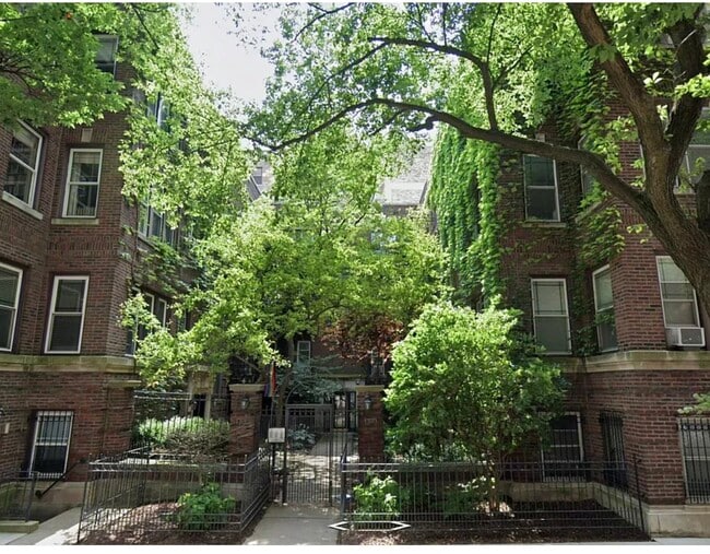 Building Photo - 3646 N Pine Grove Ave Unit 1