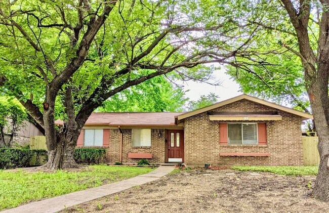 Building Photo - 2121 Travis Dr Rental