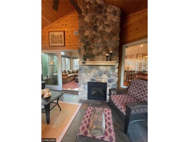 7201 Howard Ln