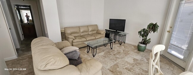 Photo - 830 Carnegie St