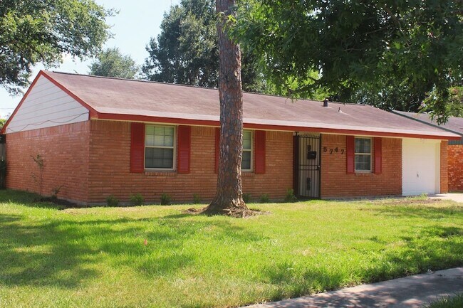 5747 Greencraig Dr