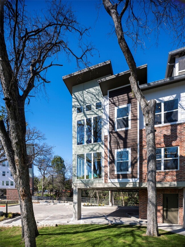 Photo - 1800 S I-35 Frontage Rd