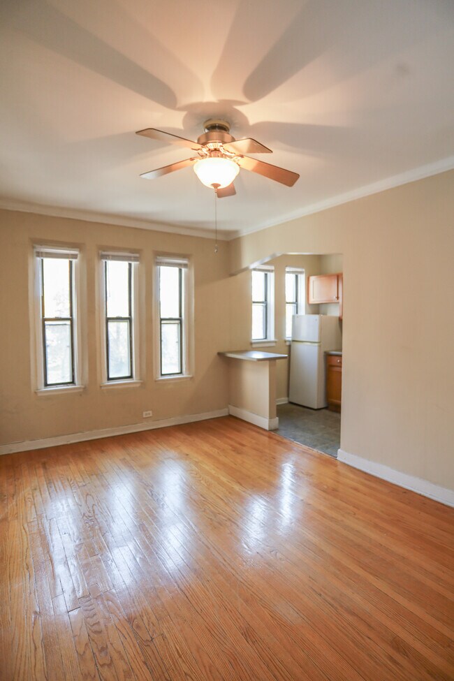5210 S Woodlawn Ave Unit 302