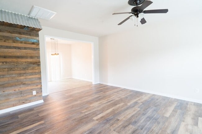 Photo - 3 Bedroom 2.5 Bath With Large Backyard