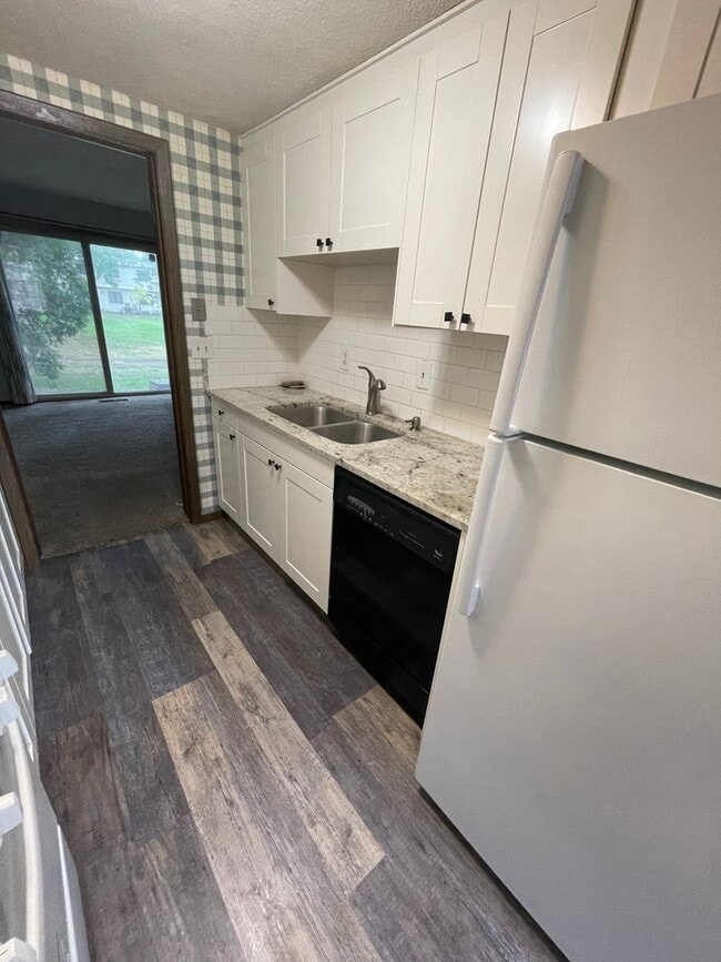 Photo - Spacious 3 BR / 2 BA Townhouse w/ Walkout ...