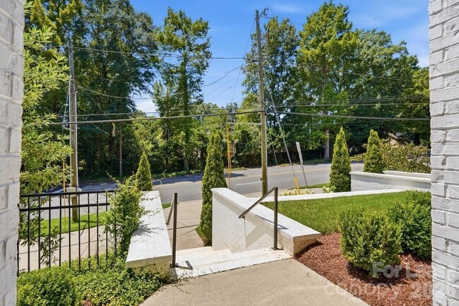 2428 Runnymede Ln