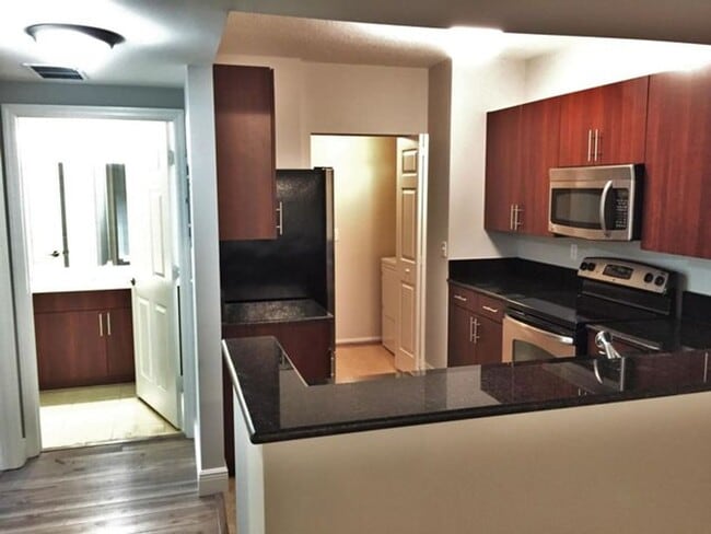 Building Photo - 4905 Midtown Ln