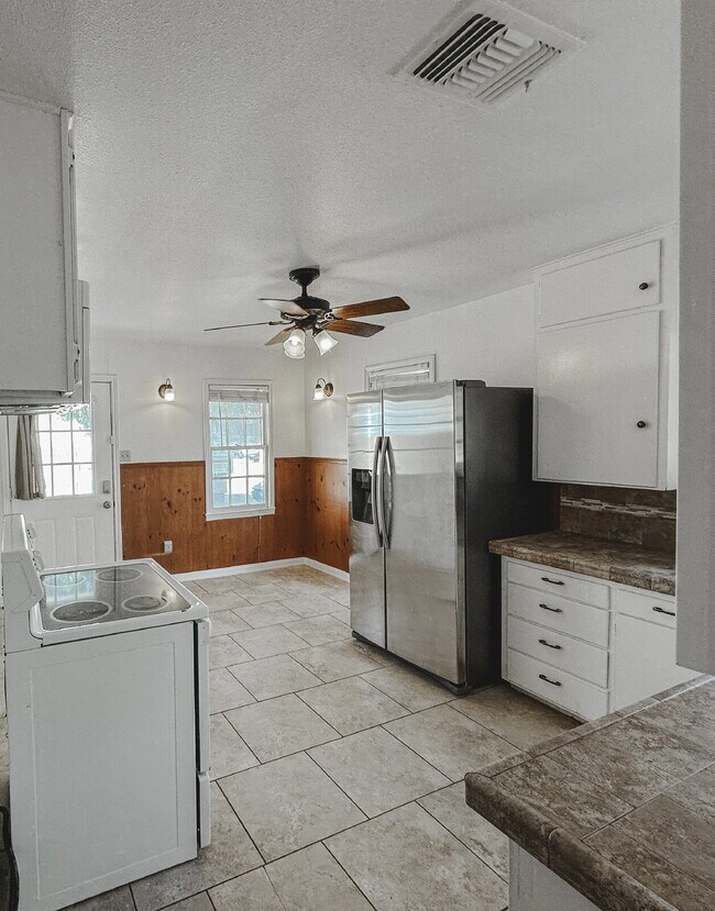 Photo - Cute 2/2 with lots of character!