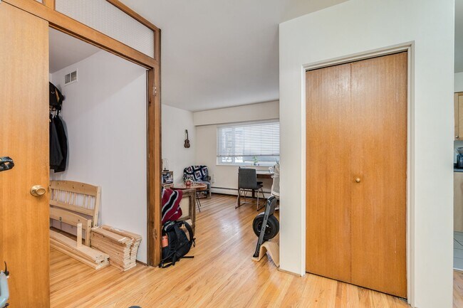 Building Photo - 1985 W 8th Ave Unit 202